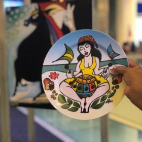 Campanha oferece pratos colecionáveis com ilustrações do artista Mino