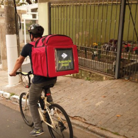 Projeto transforma bag e baús em mídia eletrônica e renda extra para entregadores