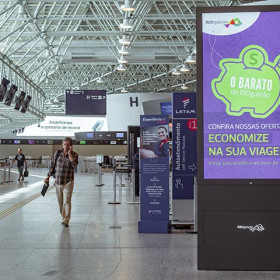 Comunicação criativa em painéis de LED expande em aeroportos