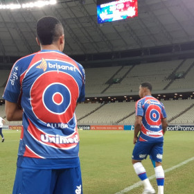 Em campanha contra o racismo, jogadores do Fortaleza usam camisas com ”alvo” nas costas