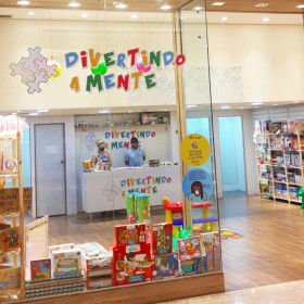 Lojas de projeto especialista em brinquedos e atendimento para crianças autistas estão nos shoppings RioMar em Fortaleza