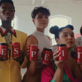 Para engajar público, Coca-Cola leva letras às embalagens