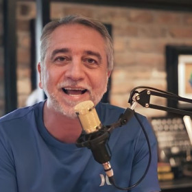 Mauro Costa, diretor da AD2M, divide com Ticiana Rolim a apresentação do Pod Impactar