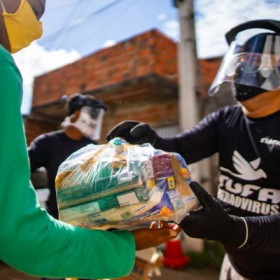 Responsabilidade: CUFA, Greenpeace e MST se unem em ação para levar alimento de qualidade para as favelas