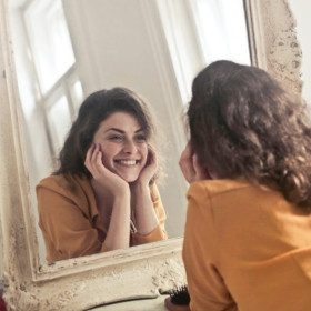 Aceitação é o principal ensinamento que mães querem passar às filhas, diz estudo