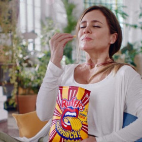 Ruffles Cheddar & Bacon lança campanha com atriz Adriana Esteves