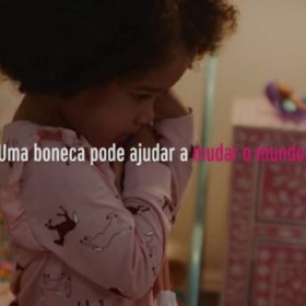 Campanha global da barbie que enfatiza o quanto brincar com bonecas faz bem para os pequenos