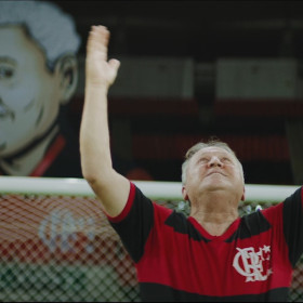 Zico faz 335º gol no Maracanã em homenagem ao pai em campanha do Mercado Livre