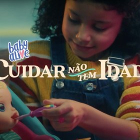 Baby Alive traz adultos cuidando de adultos em campanha “Cuidar Não Tem Idade”