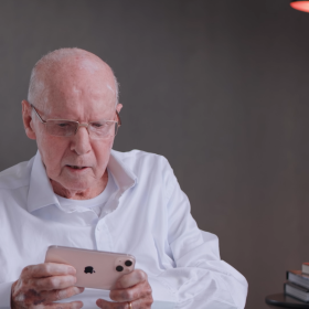 Vivo escala Zagallo, o maior especialista no número 13, para lançar o novo iPhone 13