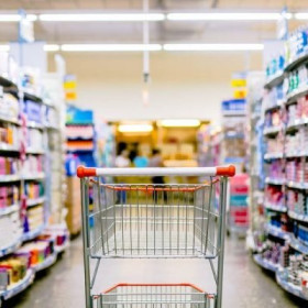 73% dos consumidores que pesquisam antes de comprar em supermercados, já utilizam a internet como meio principal (sites de busca, Marketplaces e Redes Sociais)