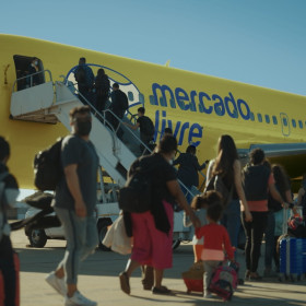 “Um envio diferente”: a campanha de fim de ano do Mercado Livre reúne 1500 pessoas