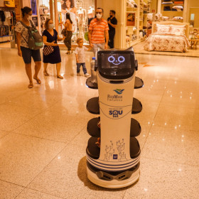 Com inteligência artificial, robô atenderá o público em shopping de Fortaleza