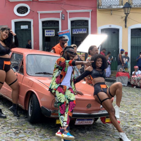Campanha de carnaval do Kwai com grupo É O Tchan resgata nostalgia e cultura brasileira