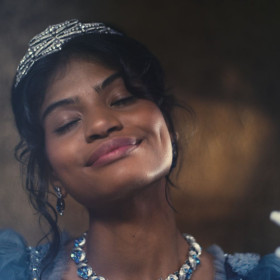 Em parceria com Bridgerton, Netflix e Shondaland, o Boticário lança Floratta My Blue e reinventa o romance