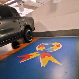 Inclusão: shoppings lançam novas vagas de estacionamento destinadas a pessoas com autismo