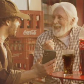 Campanha inédita da Coca-Cola comemora seus 80 anos no Brasil