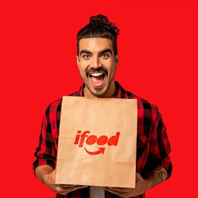 iFood traz Caio Castro em comercial ensinando truque para não pagar a conta inteira