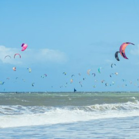 Winds For Future encerra edição com recorde global de 884 kitesurfistas no mar ao mesmo tempo