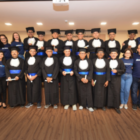 Grupo Aço Cearense, em parceria com SESI, realiza o Projeto EducaAço e alfabetiza 16 colaboradores com idade entre 33 e 62 anos