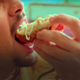 Pela primeira vez em sua carreira, Pedro Sampaio lança um clipe com a participação de uma marca