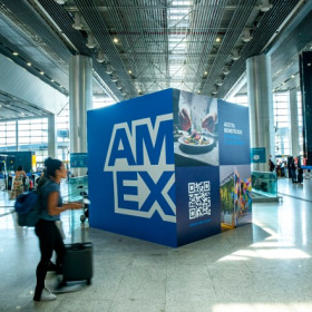 American Express lança cubo icônico fruto de parceria entre a JCDecaux Brasil e Bizsys