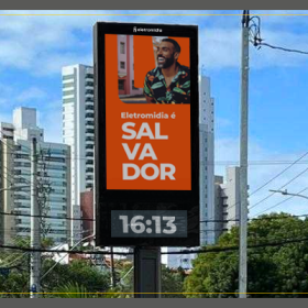 Eletromidia expande presença nas ruas de Salvador com novos relógios digitais