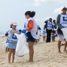 Programa Bandeira Azul reuniu mais de 300 voluntários em limpeza da praia em Aquiraz para ‘Clean Up Day’