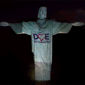 Cristo Redentor “veste” a camisa da Doe de Coração, campanha da Fundação Edson Queiroz