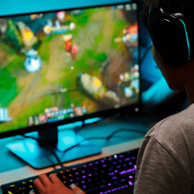 Santander oferece 8 mil bolsas de estudo para streamers e jogadores de Valorant, LoL e Fortnite