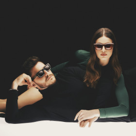 Camila Queiroz e Klebber Toledo são protagonistas em nova campanha da Colcci Eyewear