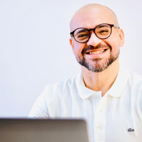 Informação Global e Formação Profissional: Navegando no Mundo da Comunicação Instantânea