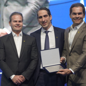Cândido Pinheiro, fundador da Hapvida, é homenageado durante 28º Congresso da Abramge