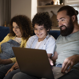 Estudo mostra que brasileiros passam cerca de 9 horas por dia nas redes sociais