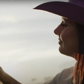 Vivo traz Ana Castela em nova campanha regionalizada com foco no agronegócio