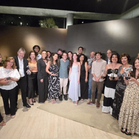 Vencedores do Prêmio BNB de Jornalismo 2024 recebem troféu em noite de confraternização