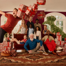 Eduardo Sterblitch coordena e estrela o Natal das marcas Reserva em nova campanha