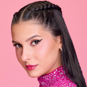 Ana Castela é a nova embaixadora de Maquiagens Avon
