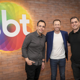 SBT garante 10 cotas comerciais para a temporada de futebol da emissora em 2025
