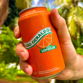 Cajuína São Geraldo volta a produzir refrigerante sabor laranja