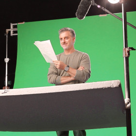 Stone apresenta Luciano Huck como embaixador da marca