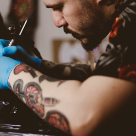 Ripz lança concurso convocando tatuadores a assinarem embalagem de linha exclusiva da marca