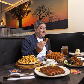 Zeca Camargo estrela nova campanha Passaporte Outback, criada pela Ampfy