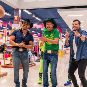 Havan lança paródia “Descer pra Havan” em nova campanha com Luciano Hang e dupla sertaneja Brenno e Matheus