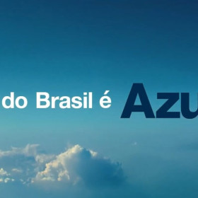 Azul anuncia novo posicionamento em campanha embalada por música de Alceu Valença e Céu