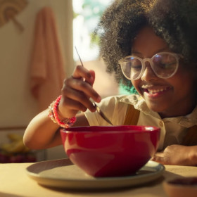 Farinha Láctea Nestlé® apresenta novo posicionamento em campanha embalada por Caju & Castanha