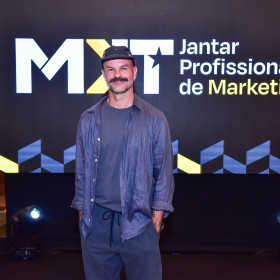 André Carvalhal aborda tendências de consumo, IA e saúde mental em palestra no Jantar do Profissional do Marketing