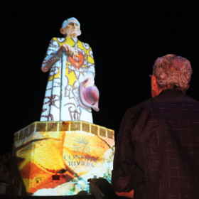 Projeção mapeada transforma estátua do Padre Cícero em homenagem inédita a Espedito Seleiro
