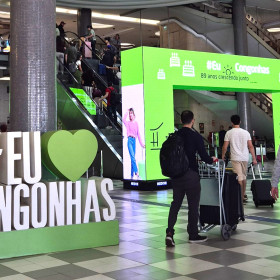 Neooh e Helloo vencem concorrência de mídia aeroportuária da Aena