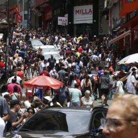 Consumo das classes D e E deve crescer em 2025